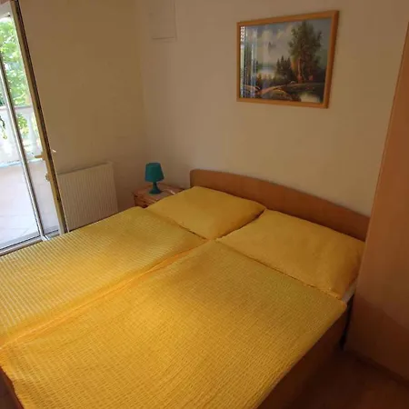 Two-bedroom In Iii Appartement Malinska
