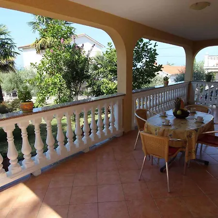 Two-bedroom In Iii Appartement Malinska